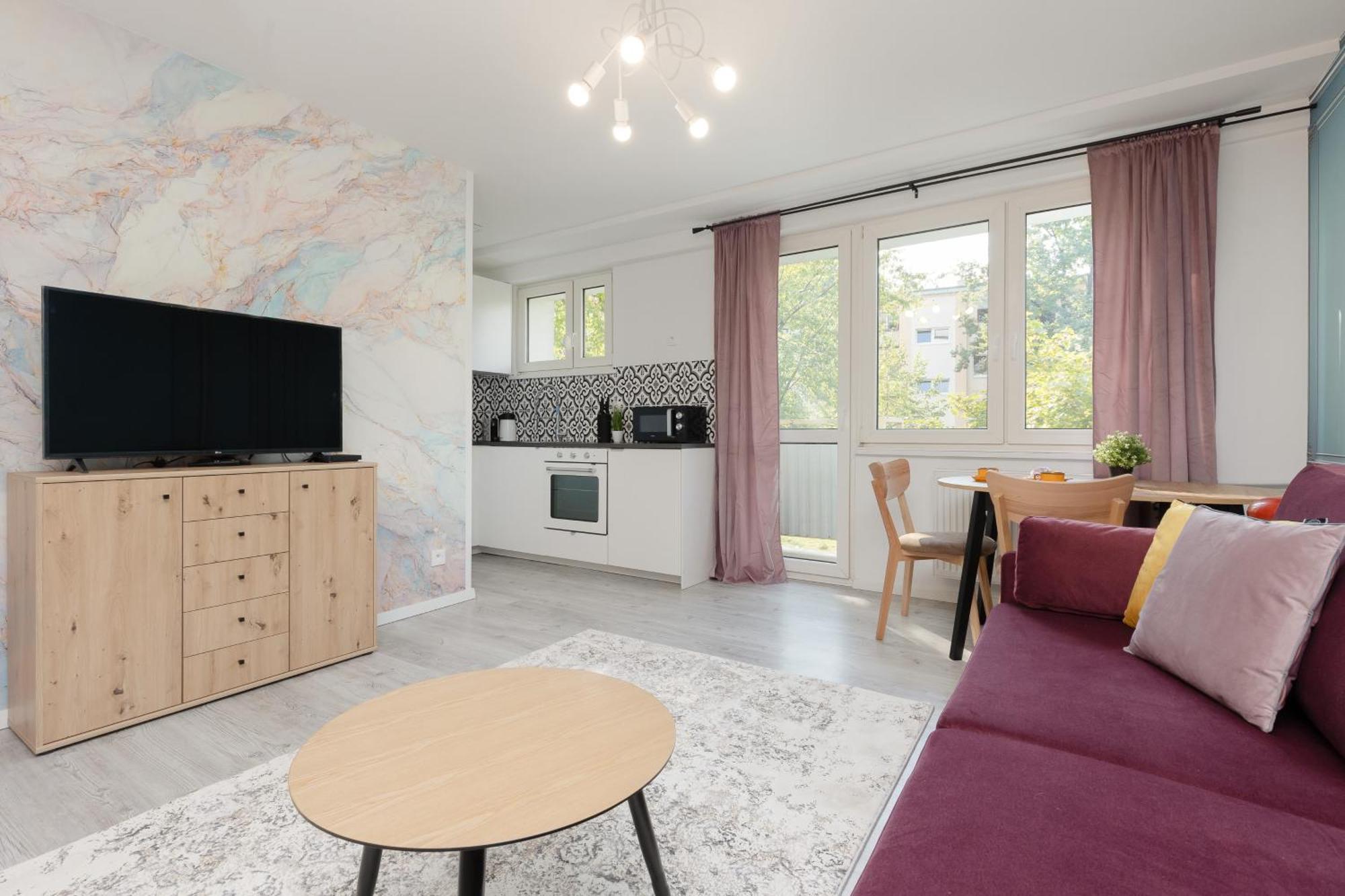 Apartment Elekcyjna With Balcony By Renters *
